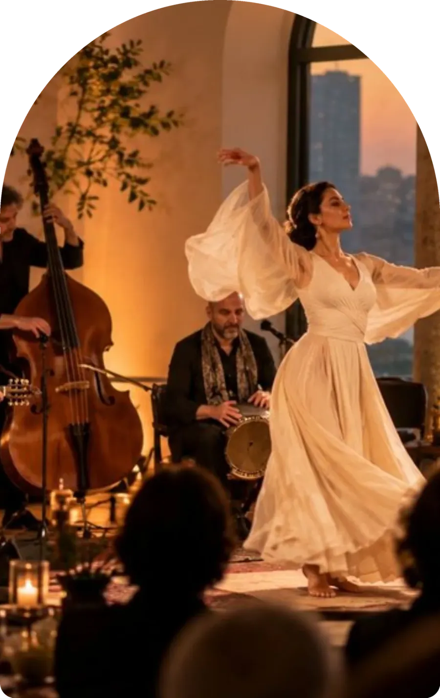 Mehcer sahnesinde canlı müzik eşliğinde dans