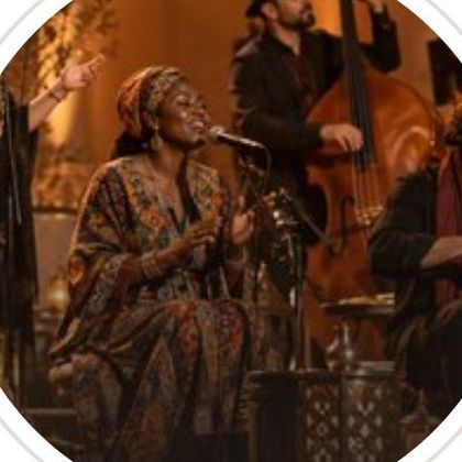 Dünyadan Sesler konserinde şarkıcı