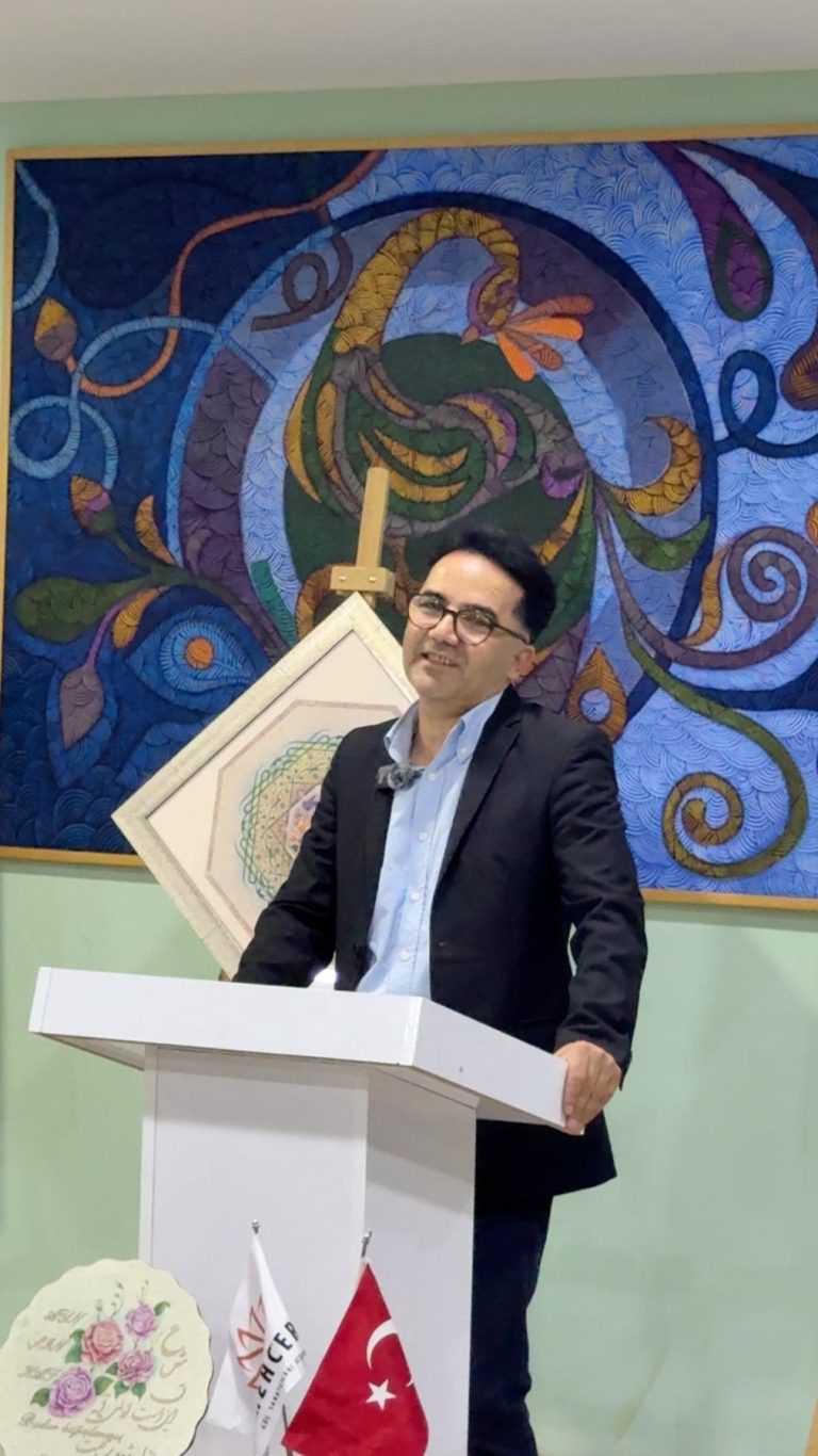 Sergi açılışında sanatçı sunumu