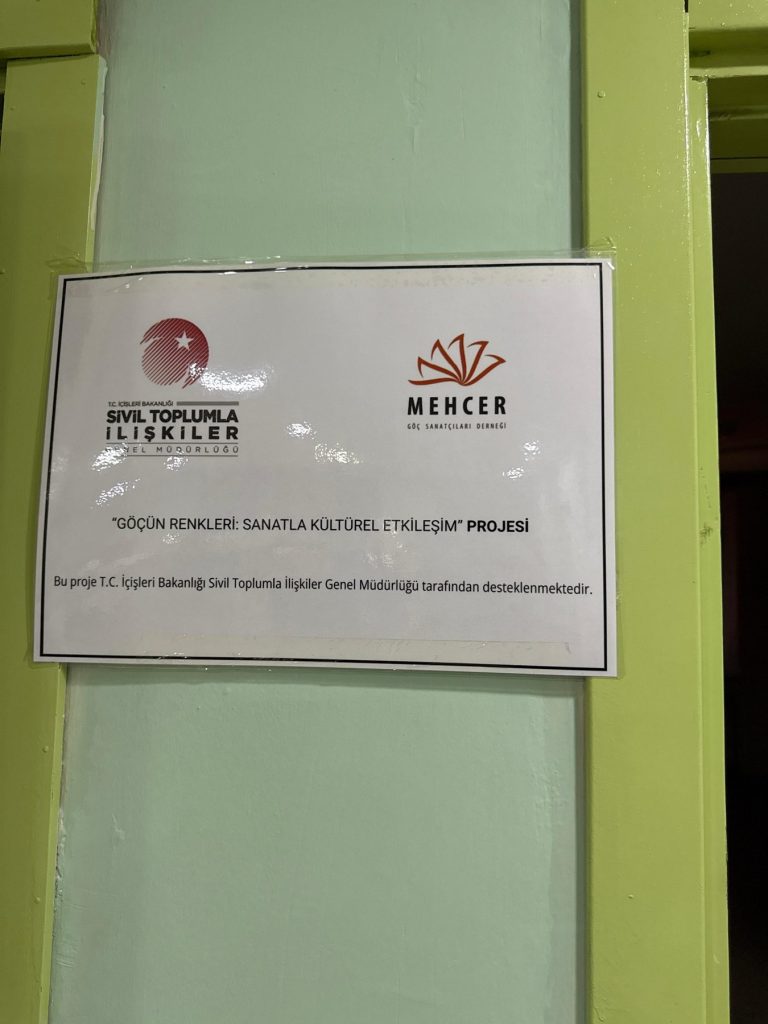 Göçün Renkleri: Sanatla Kültürel Etkileşim proje tabelası (Sivil Toplumla İlişkiler Genel Müdürlüğü desteğiyle)